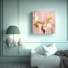pintura-decorativa-en-bastidor-interior-con-trazos-audaces-de-pincel-en-rosa-blush-y-dorado-1