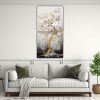 pintura-decorativa-de-un-rbol-forestal-en-blanco-y-dorado-con-atm-sfera-neonoir-1