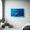 pintura-decorativa-en-estilo-3d-de-flores-sobre-fondo-azul-1